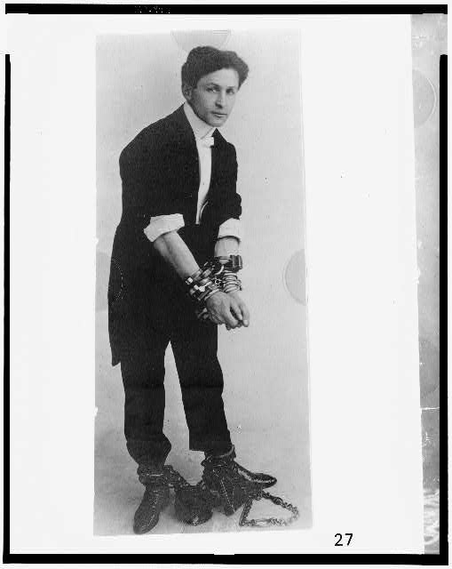 Ảo thuật gia Harry Houdini