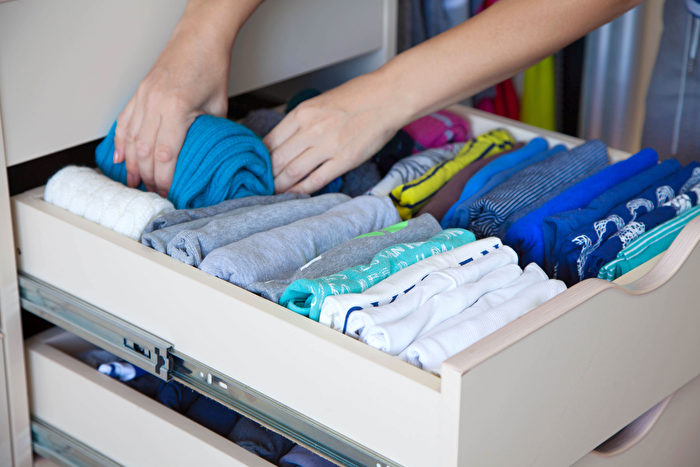 Gấp hoặc cuộn quần áo của bạn và sắp xếp chúng theo chiều dọc trong ngăn kéo. (Ảnh: Shutterstock)