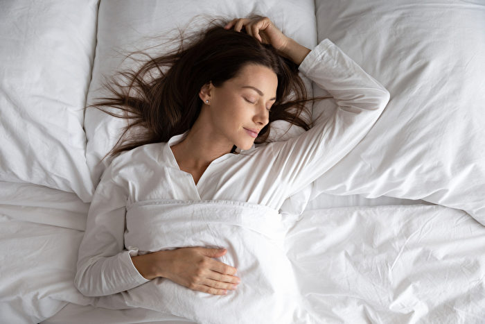 Một phòng ngủ ngăn nắp, sạch sẽ không chỉ giúp giảm căng thẳng, khiến cơ thể thư thái, tĩnh tâm, mà còn giúp bạn có giấc ngủ yên bình. (Ảnh: Shutterstock)