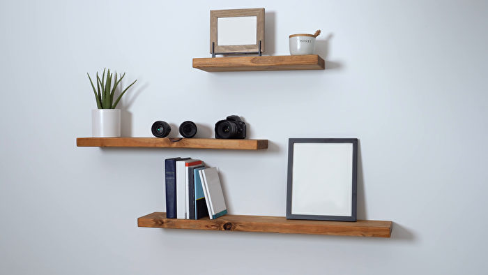 Đóng một vài miếng gỗ lên tường để trưng bày sách và tăng thêm không gian lưu trữ theo chiều dọc. (Ảnh: Shutterstock)