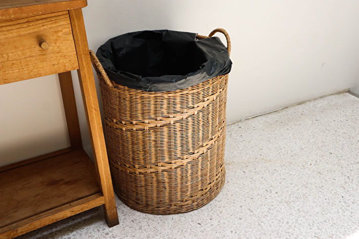 Giỏ tre vừa có thể dùng để đựng đồ bẩn hoặc làm thùng rác, vừa có thể làm đẹp cho phòng ngủ của bạn. (Ảnh: Shutterstock)
