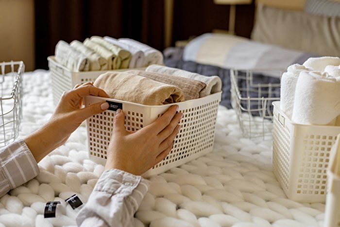 Các chuyên gia khuyên bạn nên dán nhãn hộp lưu trữ hoặc giỏ lưu trữ trong phòng ngủ để dễ lấy quần áo. (Ảnh: Shutterstock)