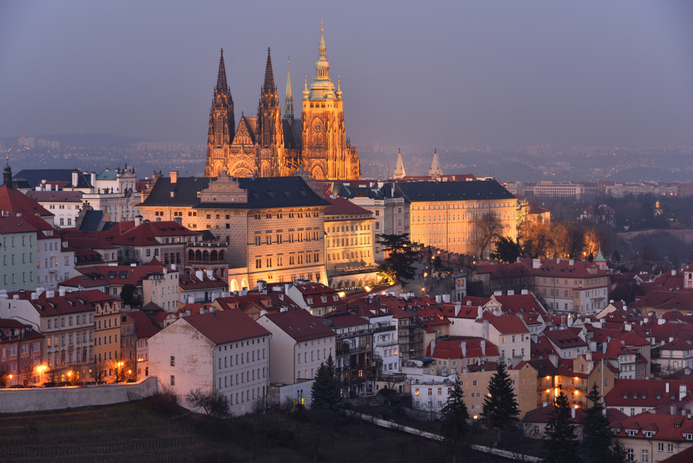 Ở thành phố Praha, ngẩng đầu lên nhìn, bạn sẽ luôn nhìn thấy Nhà thờ chính tòa Thánh Vitus, cho thấy rõ tầm quan trọng và biểu tượng tinh thần của nhà thờ này. (Ảnh: Pavel Dunaicevs / Shutterstock)