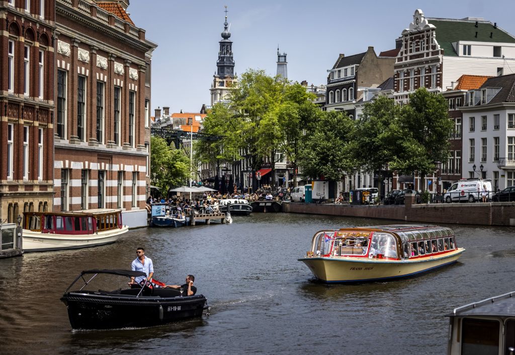 Một kênh đào ở Amsterdam vào giữa tháng 6. (Ảnh: REMKO DE WAAL / ANP / AFP / Getty Images)