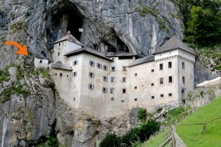 Lâu đài Predjama tọa lạc tại lối vào của một hang động khổng lồ ở phía tây nam Slovenia, bên dưới là một vách đá dựng đứng cao 400 feet. (Ảnh: Shutterstock)