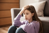 Ngược đãi tình cảm là hành vi xấu mà cha mẹ làm tác động lên con trẻ. Ngược lại, bỏ bê tình cảm là loại hành vi xấu mà cha mẹ “không làm gì cả”. (Ảnh: Shutterstock)
