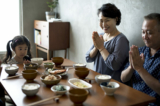 Chuyên gia dinh dưỡng Nhật Bản chia sẻ về các loại thực phẩm giúp trường thọ. Hình ảnh một gia đình người Nhật chuẩn bị dùng cơm. (Ảnh: Shutterstock)