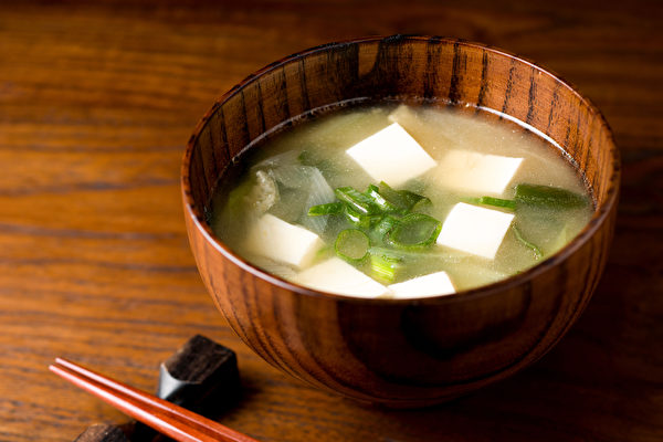 Súp Miso là một trong những món ăn phổ biến ở Nhật Bản. (Ảnh: Shutterstock)