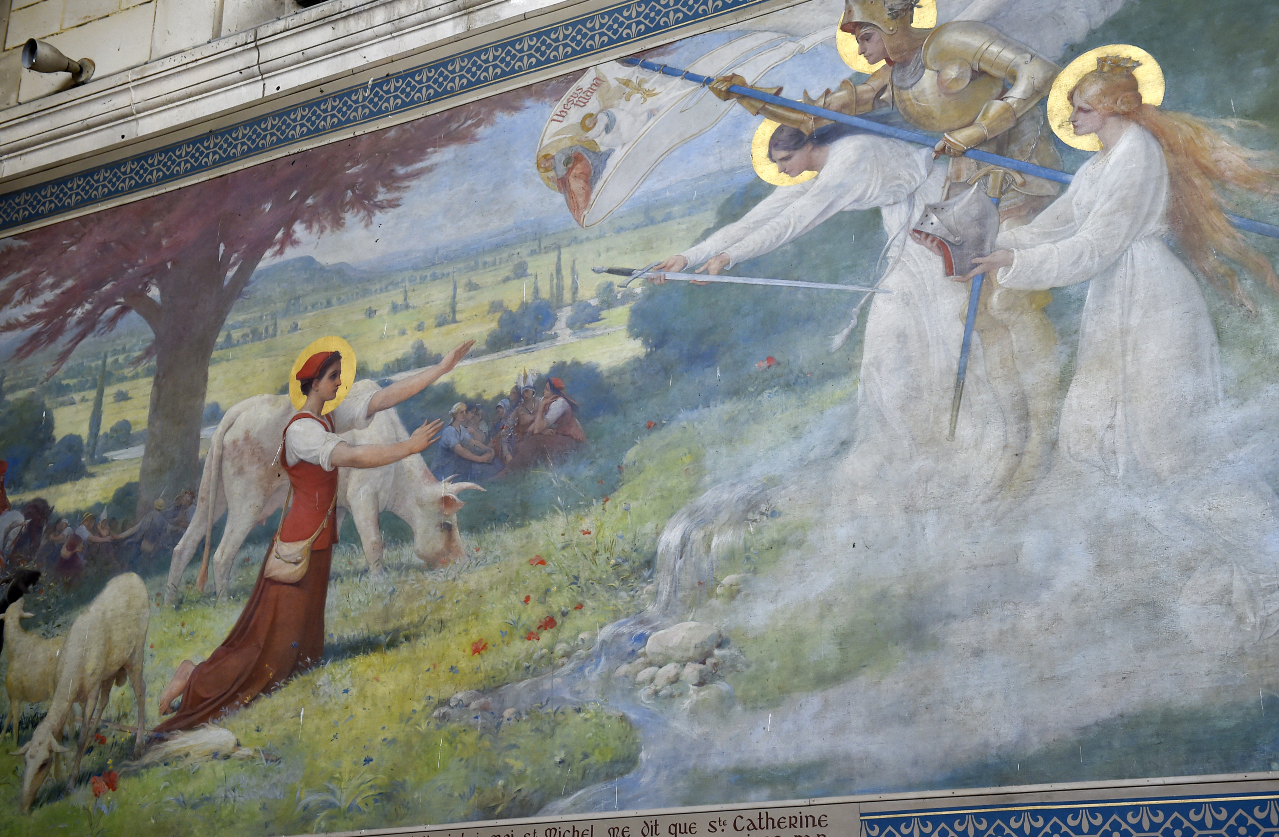 Khi cô gái chăn cừu Jeanne d'Arc 16 tuổi, cô đã gặp Thiên sứ. Từ đó nhận được khải thị của Chúa, muốn cô thu hồi vùng đất Pháp đang bị người Anh chiếm đóng. Ảnh chụp một bức bích họa miêu tả cuộc đời của Jeanne d'Arc trong nhà thờ Domremy-la-Pucelle ở miền Đông nước Pháp. (Ảnh: Jean-Christophe Verhaegen / AFP)