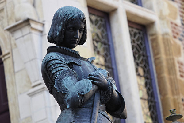 Tượng Thánh Jeanne d'Arc trong sân khách sạn Groslot ở Orleans, miền trung nước Pháp. (Ảnh: Guillaume Souvant / AFP)