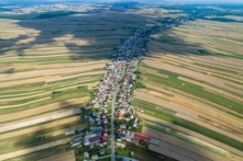 Ngôi làng Sułoszowa ở Ba Lan chỉ có một con đường dài duy nhất. Hai bên con đường này là đất nông nghiệp tuyệt đẹp. (Ảnh: Shutterstock)