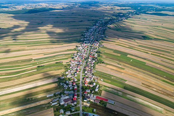 Ngôi làng kỳ lạ ở Ba Lan đẹp như tranh vẽ