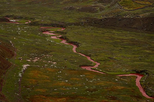 Dòng sông có màu đỏ tự nhiên kỳ lạ ở Peru