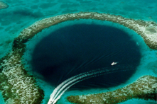 Ảnh chụp hố xanh khổng lồ ở Belize. (Ảnh: Tài sản công)