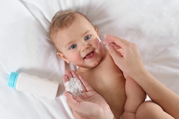 Trong phấn rôm trẻ em có chứa bột Talc. (Ảnh: Shutterstock)