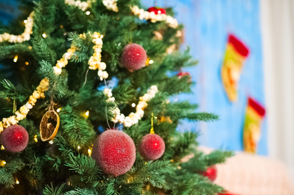 Cây thông Noel được trang trí bằng bỏng ngô. (Ảnh: Shutterstock)