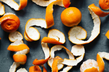 Đừng vội vứt vỏ cam, vì chúng có rất nhiều công dụng trong nhà bếp. (Ảnh: Shutterstock)