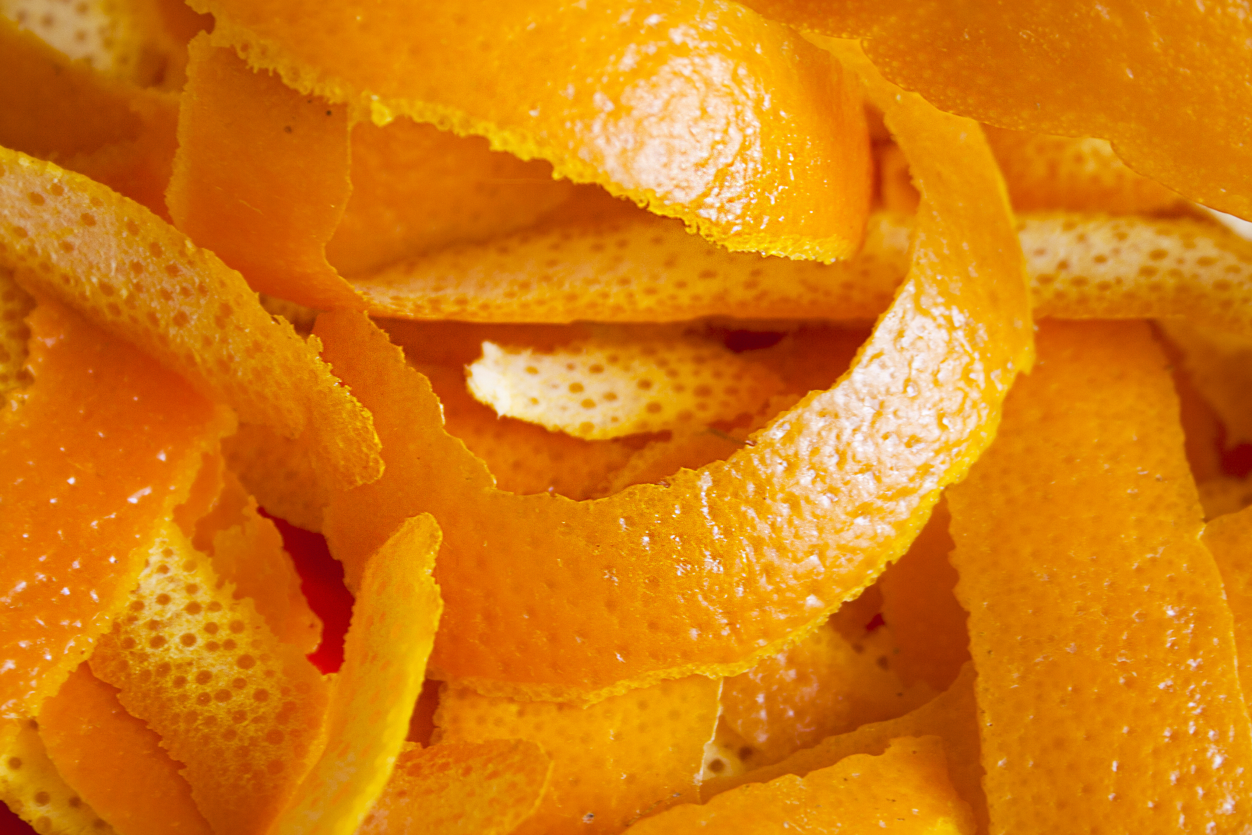 Vỏ cam có thể dùng để làm bình xịt tẩy rửa. (Ảnh: Shutterstock)