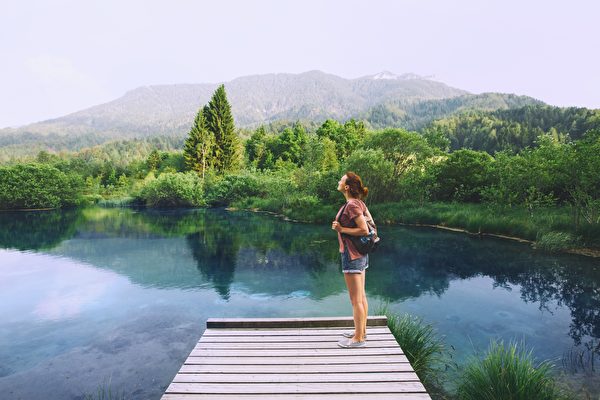 Hiện đang ngày càng có nhiều người tham gia vào du lịch xanh, cố gắng giảm thiểu tác động tiêu cực của du lịch đối với môi trường. (Ảnh: Shutterstock)