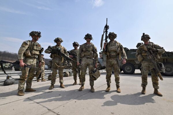 Các binh sĩ Hoa Kỳ từ Tiểu đoàn Stryker thuộc Sư đoàn Bộ binh số 2 chuẩn bị cho cuộc tập trận bắn đạn thật Warrior Shield tại thao trường huấn luyện quân sự ở Pocheon, hôm 22/03/2023, như một phần của cuộc tập trận quân sự chung Lá chắn Tự do. (Ảnh: Jung Yeon-je/AFP qua Getty Images)