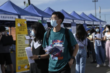 Người dân tham dự hội chợ việc làm ở Bắc Kinh vào ngày 26/08/2022 - Nền kinh tế đang trì trệ của Trung Quốc đã khiến hàng triệu thanh niên phải cạnh tranh khốc liệt để giành được một lượng công việc ngày càng ít ỏi và đối mặt với một tương lai ngày càng bất định. (Ảnh: Jade Gao/AFP qua Getty Images)