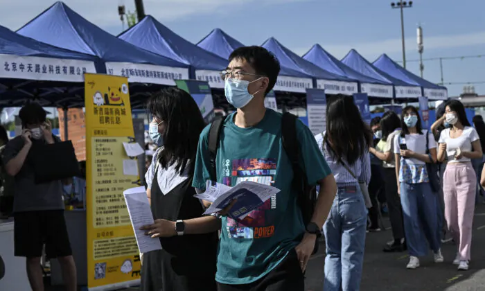 Trung Quốc: Tình trạng đóng cửa doanh nghiệp khiến sinh viên mới tốt nghiệp khó tìm được việc làm