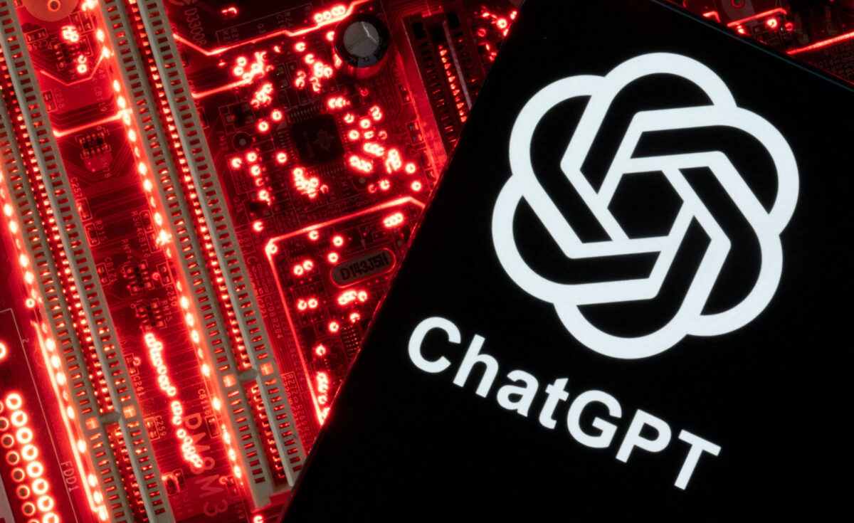 Điện thoại thông minh có logo ChatGPT hiển thị được đặt trên bo mạch chủ máy tính trong hình minh họa này được chụp hôm 23/02/2023. (Ảnh: Dado Ruvic/Reuters)