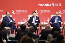 (Từ trái sang phải) Các nhà kinh tế Trung Quốc Yu Bin và Hàn Văn Tú (Han Wenxiu), cùng với Ray Dalio, người sáng lập Bridgewater Associates LP, trong Diễn đàn Phát triển Trung Quốc 2023 tại Bắc Kinh, hôm 25/03/2023. (Ảnh: Lintao Zhang/Getty Images)