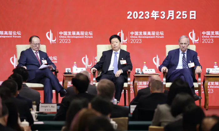 (Từ trái sang phải) Các nhà kinh tế Trung Quốc Yu Bin và Hàn Văn Tú (Han Wenxiu), cùng với Ray Dalio, người sáng lập Bridgewater Associates LP, trong Diễn đàn Phát triển Trung Quốc 2023 tại Bắc Kinh, hôm 25/03/2023. (Ảnh: Lintao Zhang/Getty Images)