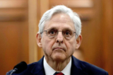 Tổng Chưởng lý Merrick Garland quan sát khi ông làm chứng tại một phiên “Điều trần Ngân sách — Yêu cầu năm tài khóa 2024 dành cho Bộ Tư pháp” của Tiểu ban Thương mại, Tư pháp, Khoa học, và các Cơ quan Liên quan của Ủy ban Phân bổ ngân sách ở Hoa Thịnh Đốn hôm 29/03/2023. (Ảnh: Andrew Caballero - Reynolds/AFP qua Getty Images)