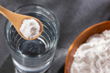 Baking soda giúp ngăn ngừa tổn thương tế bào như thế nào? (Ảnh: Luis Echeverri Urrea/Shutterstock)