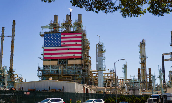Một nhà máy lọc dầu treo cờ Mỹ ở Wilmington, California, vào ngày 21/09/2022. (Ảnh: Allison Dinner/Getty Images)