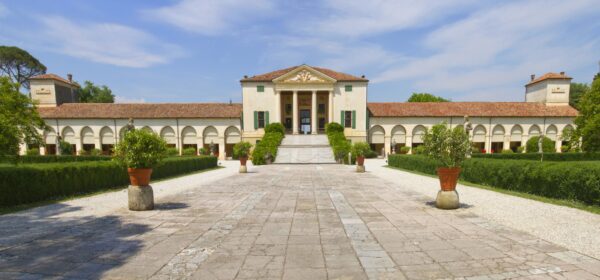 Các chuyên gia đồng ý rằng ví dụ điển hình nhất về các thiết kế biệt thự của kiến trúc sư Andrea Palladio, với phần cổng vào (portico) và mái vòm được nâng cao, là Biệt thự Emo ở Vedelago, đông bắc nước Ý. (Ảnh: Giovanni Del Curto/Shutterstock)