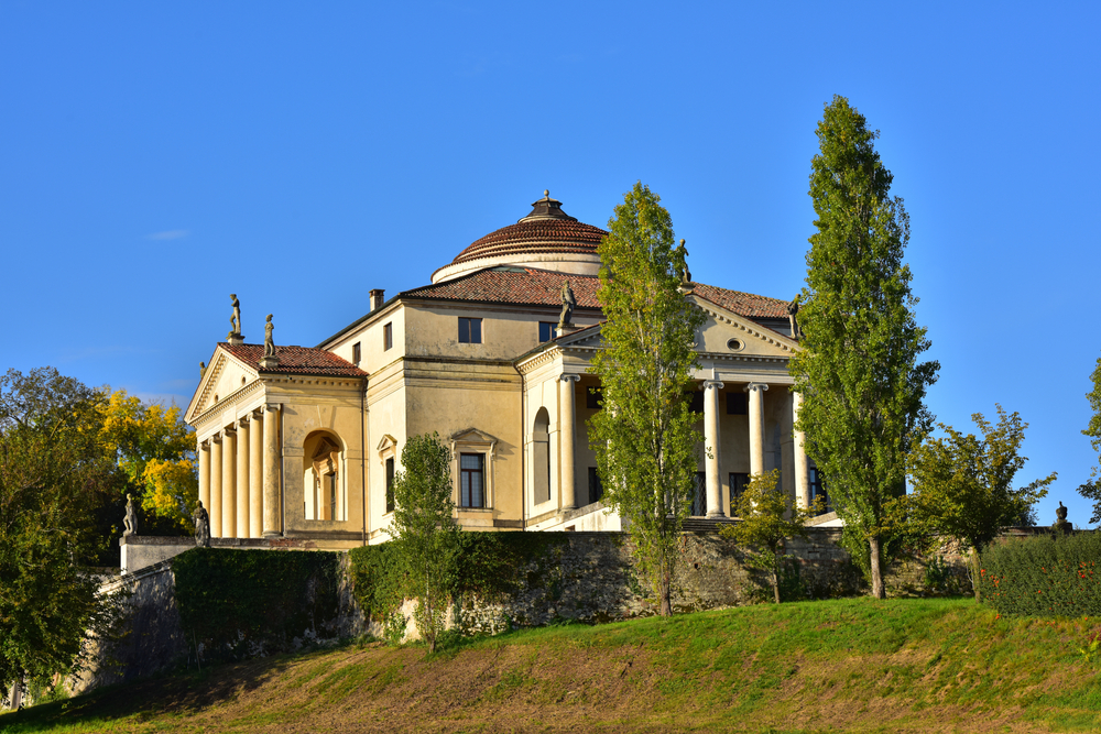 Kiến trúc sư Andrea Palladio đã thiết kế ngôi Biệt thự La Rotonda (Biệt thự Rotunda) ở Vicenza, phía đông bắc nước Ý. (Ảnh: Giancarlo Peruzzi/Shutterstock)