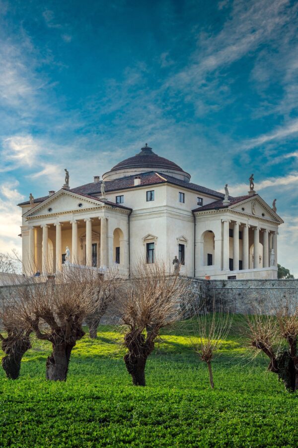 Kiến trúc sư thời kỳ Thượng Phục Hưng, ông Andrea Palladio đã thiết kế Biệt thự La Rotonda (Biệt thự Rotunda) ở Vicenza, phía đông bắc nước Ý. Công trình của ông Palladio đã tạo ra một ảnh hưởng lâu dài đến kiến trúc phương Tây. (Ảnh: Stefano Politi Markovina/Shutterstock)