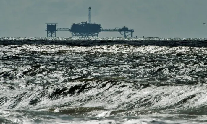 Một giàn khoan dầu khí ngoài khơi gần đảo Dauphin, Alabama, trong Vịnh Mexico. (Ảnh: Steve Nesius/Reuters)