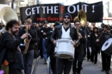 Những người biểu tình đang diễn hành chống lại việc sử dụng fluoride trong nước uống vào ngày 22/02/2013, tại San Francisco. Cho fluoride  nước đã gây tranh cãi kể từ khi  đầu vào những năm 40.