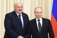 Tổng thống Nga Vladimir Putin (Phải) gặp người đồng cấp Belarus Alexander Lukashenko tại dinh thự nhà nước Novo-Ogaryovo, ngoại ô Moscow, hôm 17/02/2023. (Ảnh: Vladimir Astapkovich/Sputnik/AFP qua Getty Images)