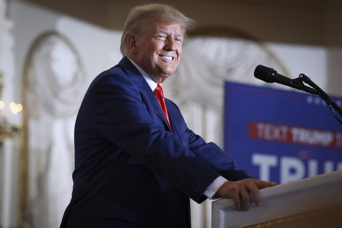 Cựu Tổng thống Donald Trump diễn thuyết trong một sự kiện tại Mar-a-Lago ở West Palm Beach, Florida, hôm 04/04/2023. (Ảnh: Joe Raedle/Getty Images)