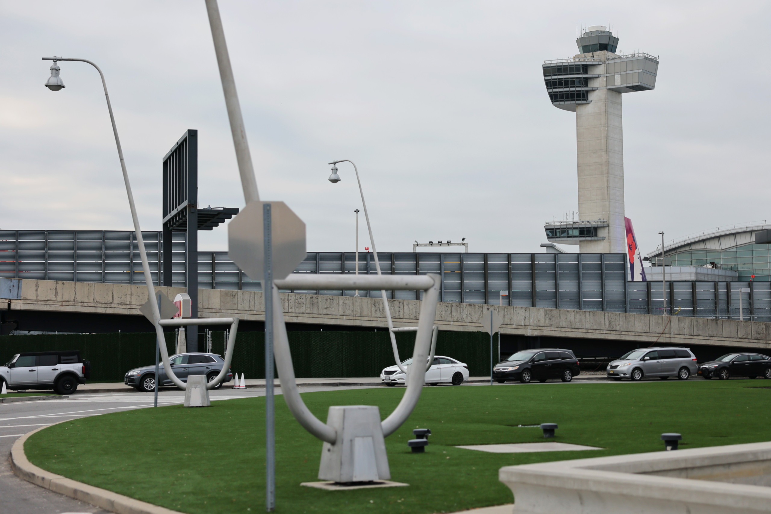 Một tháp kiểm soát không lưu tại phi trường JFK ở New York, hôm 11/01/2023. (Ảnh: Michael M. Santiago/Getty Images)