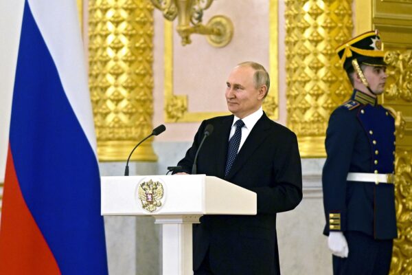 Tổng thống Nga Vladimir Putin trình bày một bài diễn văn tại buổi lễ nhận giấy ủy quyền từ các đại sứ ngoại quốc mới tới Nga tại Điện Kremlin, Moscow hôm 05/04/2023 (Ảnh: Vladimir Astapkovich/Sputnik/Kremlin Pool Photo qua AP).