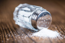Điều gì sẽ xảy ra nếu bạn loại bỏ hoàn toàn muối ra khỏi khẩu phần ăn của mình? (Ảnh: Handmadepictures/Shutterstock)