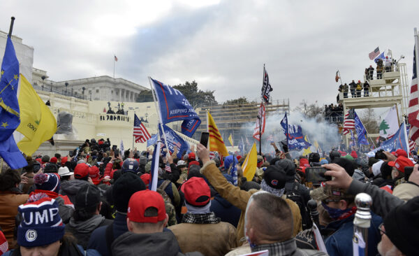 Những người ủng hộ Tổng thống Hoa Kỳ Donald Trump đụng độ với cảnh sát và lực lượng an ninh bên ngoài Tòa nhà Capitol ở Thủ đô Hoa Thịnh Đốn vào ngày 06/01/2021. (Ảnh: Joseph Prezioso/AFP qua Getty Images)