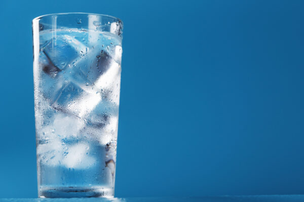 Uống nước đá lạnh giúp hết nấc cụt. (Ảnh: Aleksandr Grechanyuk/Shutterstock)