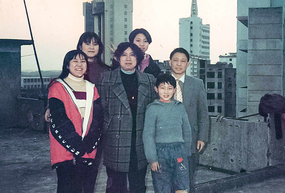 Cô Vương San San (thứ ba từ phải sang) cùng gia đình ở Trung Quốc, năm 1996. Cha cô đã phải chịu đựng sự ngược đãi nặng nề do nhiều năm trong tù vì đức tin của ông và qua đời vì những vết thương liên quan hồi năm 2009. (Ảnh: Đăng dưới sự cho phép của anh Vương Toàn (Steven Wang))