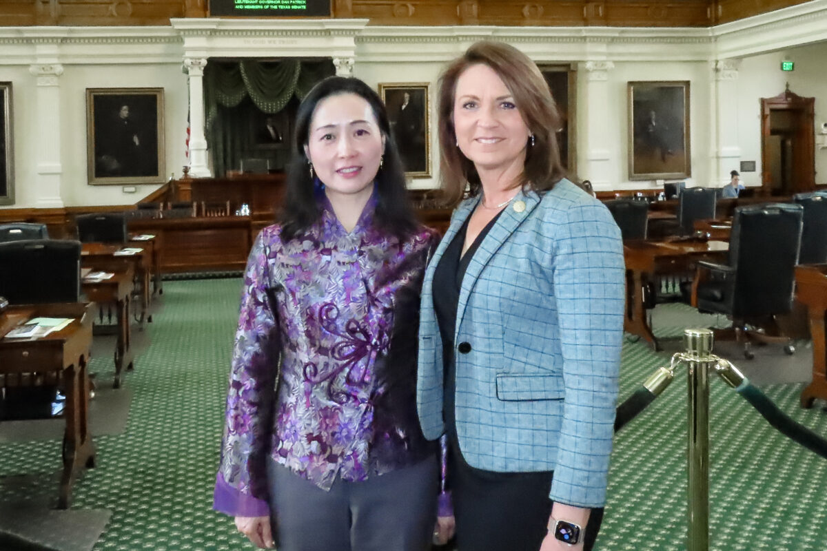 Học viên Pháp Luân Công Crystal Trần (Trái) và Thượng nghị sĩ tiểu bang Texas Angela Paxton chụp ảnh chung hôm 29/03/2023. (Ảnh: Brenda Chen/The Epoch Times)