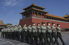 Các binh sĩ thuộc Tiểu đoàn Cảnh vệ Danh dự của Quân Giải phóng Nhân dân tuần hành bên ngoài Tử Cấm Thành ở Bắc Kinh, gần Quảng trường Thiên An Môn, vào hôm 20/05/2020. (Ảnh: Kevin Frayer/Getty Images)