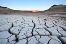 Lòng hồ khô nứt do hạn hán ở hồ Mead ở thành phố Boulder, Nevada, hôm 15/09/2022. (Ảnh: Frederic J. Brown/AFP qua Getty Images)