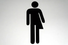 Một tấm biển nhà vệ sinh dành cho cả nam và nữ được chụp vào ngày 21/01/2022. (Ảnh: Victoria Jones/PA Media)