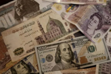 Đồng bảng Ai Cập, đồng bảng Anh, và tờ bạc dollar Hoa Kỳ ngày 25/08/2022. (Ảnh: Khaled Desouki/AFP qua Getty Images)